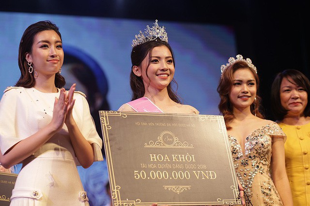
Phương Loan đọ sắc cùng Hoa hậu Việt Nam 2016 Đỗ Mỹ Linh
