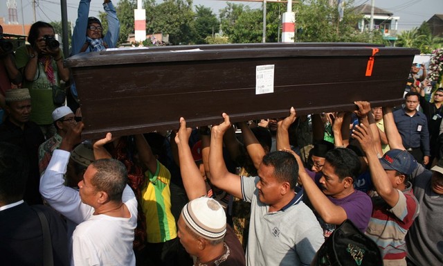 Jannatun Cintya Dewi, hành khách thiệt mạng trên chuyến bay JT610, được đưa đi chôn cất. Ảnh: Shutterstock.