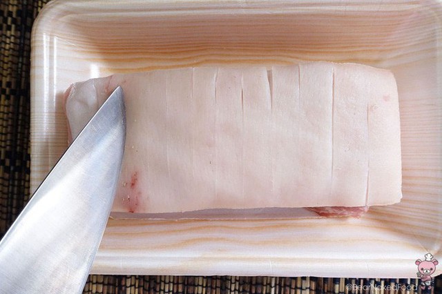 
Bước 2: Sau khi lấy thịt từ trong tủ lạnh ra, bạn dùng dao cắt từng đường ngang miếng thịt nhưng không quá sâu, cách nhau khoảng 1cm để gia vị dễ ngấm hơn và để sau khi nướng xong sẽ dễ dàng cắt thành từng miếng.
