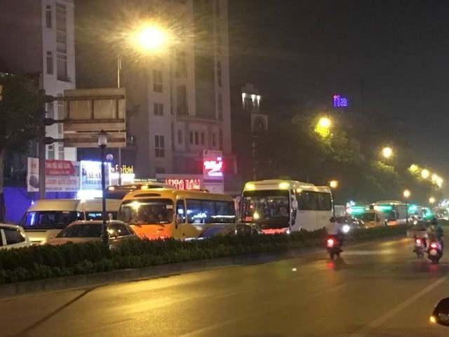 
 Giao thông từ Long Biên về trung tâm thành phố đang ùn tắc nghiêm trọng
