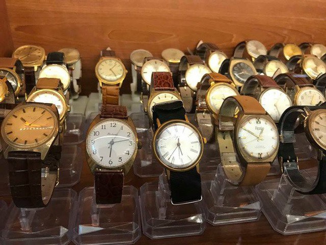 
Bên cạnh đó, những chiếc đồng hồ đeo tay cũng được sản xuất bằng phương pháp thủ công cũng được ông sưu tầm về đây.
