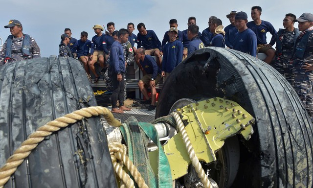 Lực lượng cứu hộ tìm thấy bánh xe của máy bay vào hôm 2/11. 