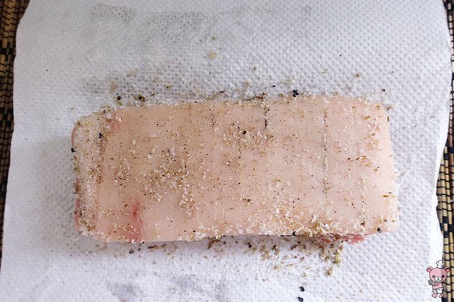 
Bước 3: Rắc muối và lên bề mặt miếng thịt cho đến khi bạn nhìn thấy một lớp màng mỏng, rắc thêm ngũ vị hương và hạt cây thìa là để thịt thơm hơn.
