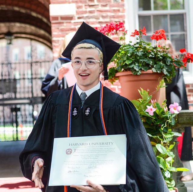 
Cuối tháng 5 vừa qua, Harry đã tốt nghiệp ĐH Harvard, sớm 2 năm so với độ tuổi bình thường của sinh viên ra trường. Trong một video mới đây, anh nói mình làm việc ở phòng thí nghiệm Vision Sciences Lab thuộc khoa Thần kinh học, ĐH Harvard. 9X phấn đấu trở thành bác sĩ giải phẫu thần kinh trong tương lai. Ảnh: Instagram NV.
