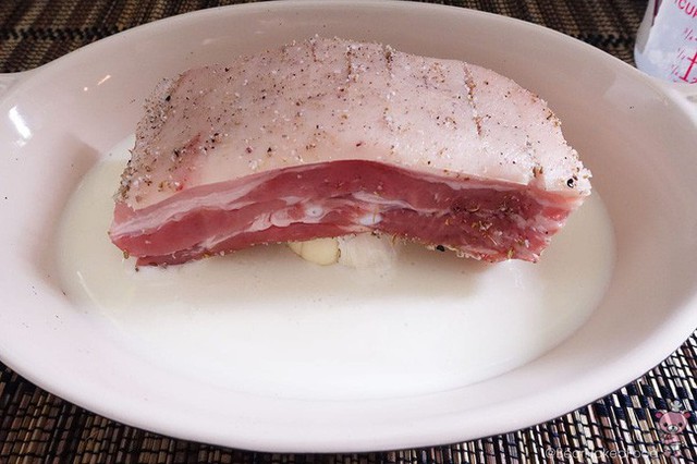 
Bước 5: Đặt thịt lên trên củ tỏi rồi đặt vào lò nướng. Lưu ý là trước khi cho thịt vào nướng, bạn nên làm nóng lò trước 130 độ C/240 độ F.
