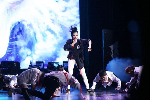
Đỗ Vân Anh trình diễn những bước nhảy mạnh mẽ, giúp cô giành giải Hoa khôi Tài năng chung cuộc

