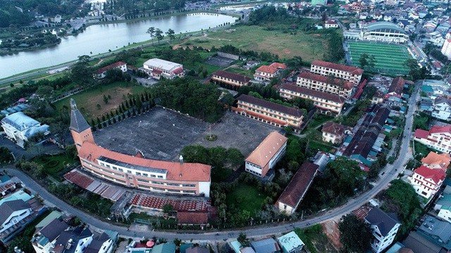 Trường Cao đẳng Sư phạm Đ&agrave; Lạt chỉ c&aacute;ch trung t&acirc;m th&agrave;nh phố 2,4 km n&ecirc;n đường đi kh&aacute; thuận tiện v&agrave; dễ d&agrave;ng. Đ&acirc;y l&agrave; một trong những kiến tr&uacute;c nổi tiếng của th&agrave;nh phố Đ&agrave; Lạt. Trường được đưa v&agrave;o danh s&aacute;ch 1.000 c&ocirc;ng tr&igrave;nh ti&ecirc;u biểu của thế giới thế kỷ 20.
