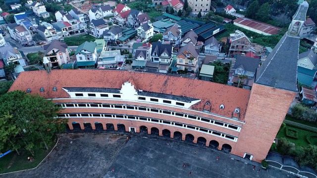 Khu giảng đường ch&iacute;nh c&oacute; h&igrave;nh v&ograve;ng cung với 3 tầng v&agrave; 24 ph&ograve;ng học. C&ocirc;ng tr&igrave;nh tựa như một cuốn s&aacute;ch đang rộng mở, đem lại tri thức cho mọi người.
