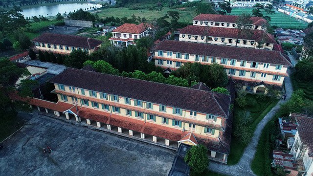 C&aacute;c d&atilde;y nh&agrave; kh&aacute;c trong khu&ocirc;n vi&ecirc;n cao 2-3 tầng được bố tr&iacute; song song d&ugrave;ng l&agrave;m nơi học tập, hội trường, c&aacute;c ph&ograve;ng th&iacute; nghiệm v&agrave; k&yacute; t&uacute;c x&aacute;.