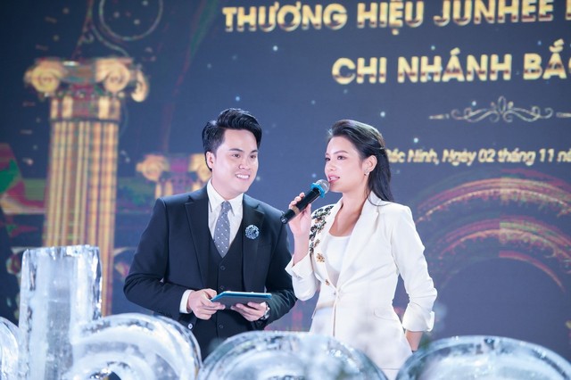 
CEO Ngọc nguyễn phát biểu tại lễ ra mắt chi nhánh Junhee Beauty Center Bắc Ninh
