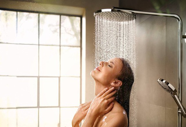 
Tắm dưới vòi sen kim loại có thể khiến bạn nhiễm vi khuẩn gây bệnh nguy hiểm - ảnh minh họa từ internet
