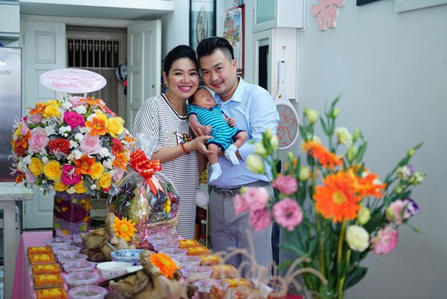 Cậu nhóc Nguyễn Tuấn Khang là trái ngọt đầu tiên trong cuộc hôn nhân của vợ chồng Lê Khánh - Tuấn Khải. Cặp đôi kết hôn từ năm 2014 và sau 3 năm mới có con đầu lòng.