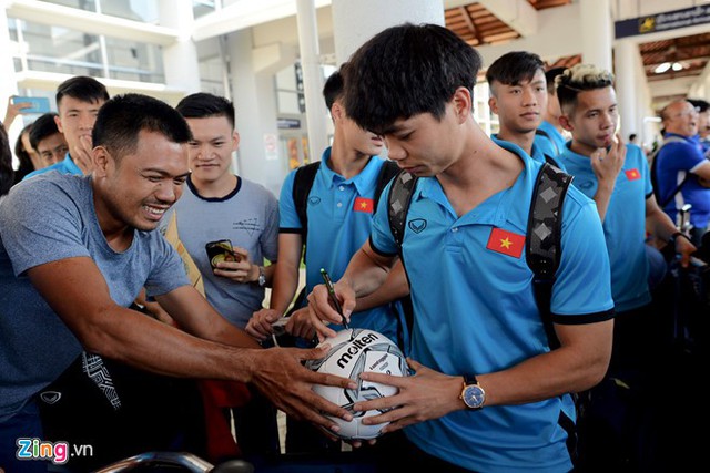 
C&ocirc;ng Phượng v&agrave; đồng đội mở m&agrave;n AFF Cup 2018 bằng trận đấu tr&ecirc;n đất L&agrave;o ng&agrave;y 8/11. Ảnh: Thuận Thắng.
