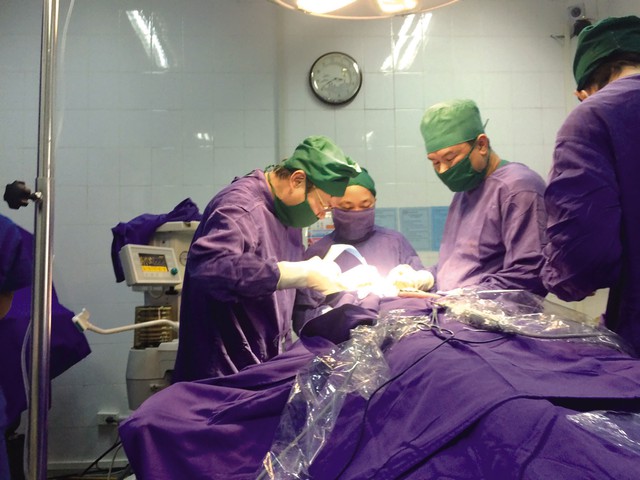 
Các bác sĩ phẫu thuật cho bệnh nhân bị gãy xương gò má ở thị trấn Cái Rồng, huyện Vân Đồn, Quảng Ninh. Ảnh: TTYT
