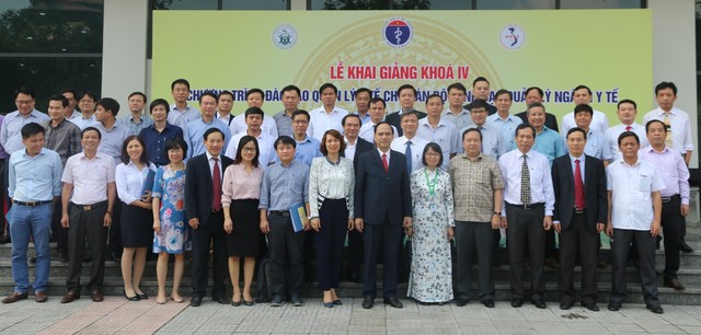 Các học viên tham gia khóa học chụp ảnh cùng lãnh đạo Vụ TCCB và các giảng viên trường Đại học Y tế Công cộng