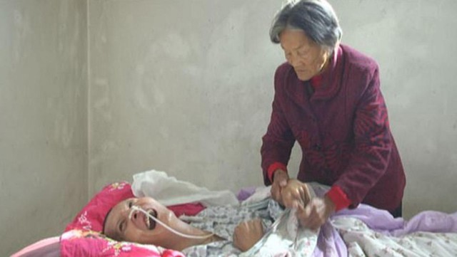 B&agrave; Wei tuy&ecirc;n bố kh&ocirc;ng bao giờ bỏ mặc con trai v&agrave; lu&ocirc;n hy vọng con sẽ hồi phục. Ảnh: Beijing News.