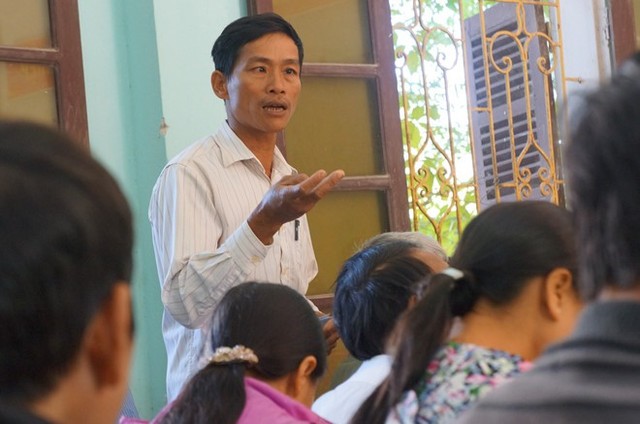 Một phụ huynh bày tỏ lo lắng khi trường THPT Trần Ân Chiêm phải giải thể. Ảnh: Nguyễn Dương.