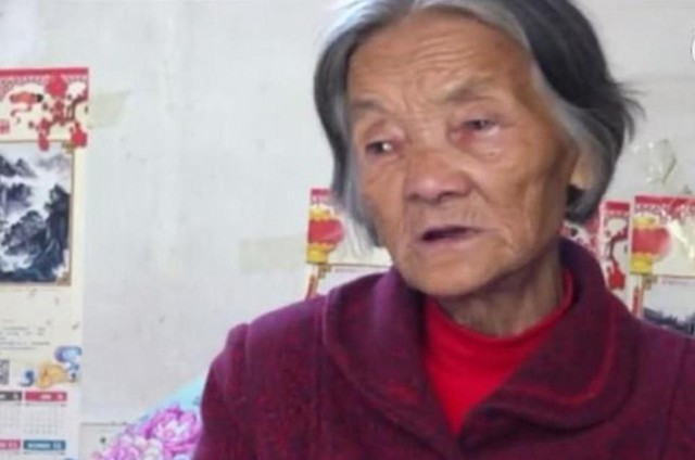 B&agrave; Wei Mingying 12 năm một tay chăm s&oacute;c con trai nhưng kh&ocirc;ng một lời k&ecirc;u ca ph&agrave;n n&agrave;n. Ảnh: Beijing News.