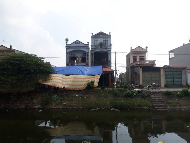 Nhà nạn nhân T. màu xanh bên trái, nhà Khơi màu vàng bên phải vẫn đống kín cửa.