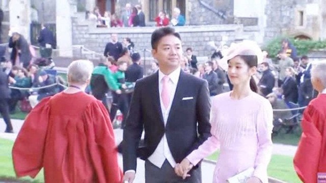 
Vợ chồng Lưu Cường Đông ở đám cưới Công chúa Eugenie hồi tháng trước tại Lâu đài Windsor. Ảnh: Shanghaiist.
