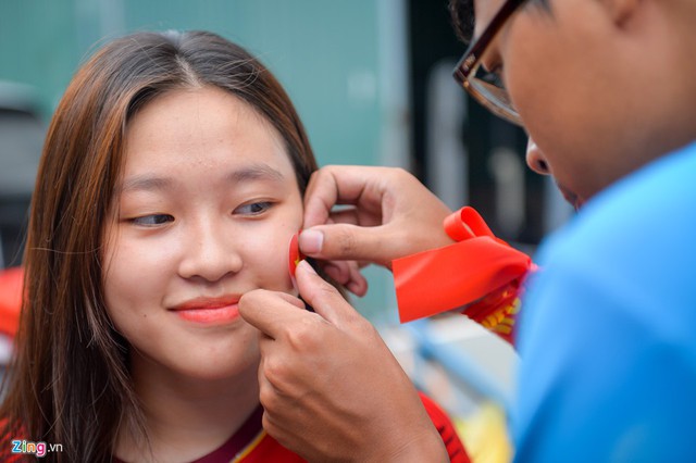 Đinh Thuý Nga, sinh viên năm nhất Cao đẳng Y Dược Hà Nội cho biết đây là lần đầu tiên xuất ngoại để cổ vũ đội tuyển. Nga mong muốn thầy trò HLV người Hàn Quốc sẽ giành chiến thắng.