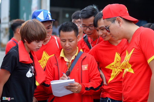 Anh Phạm Đình Long (giữa), Chủ tịch hội cổ động viên bóng đá (VFS) miền Bắc cho biết do khoảng cách không quá xa nên hội cổ động viên bóng đá Việt Nam ở cả 3 miền có hơn 100 người sang cổ vũ. Anh dự kiến sẽ có hàng nghìn người Việt Nam sang Lào tiếp sức cho đội tuyển.