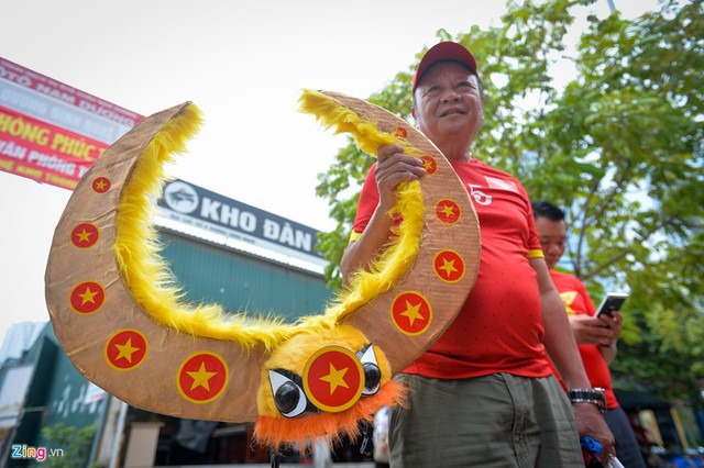 Ông Tuấn trâu vàng, một cổ động viên thâm niên theo chân đội tuyển trong các kỳ SEA GAMES và AFF Cup từ năm 1995. Ông cho biết mình sẽ cố gắng đi theo đội đến khi nào sức khoẻ còn cho phép.