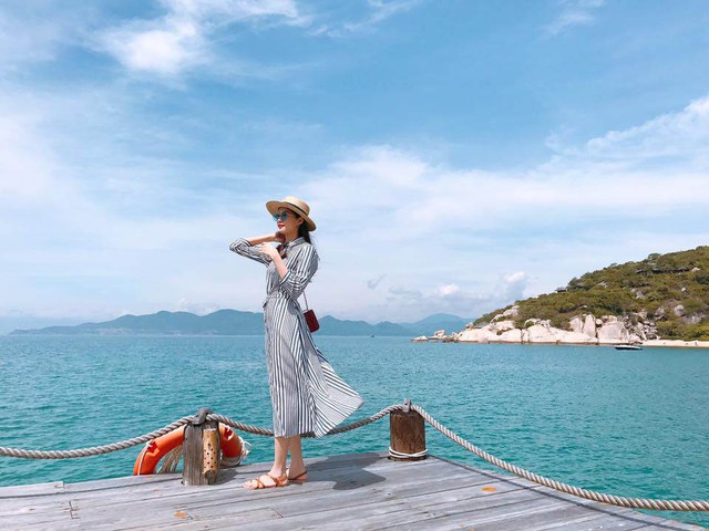 Khuyết điểm này được Đặng Thu Thảo khéo léo giấu bằng những chiếc váy dài
