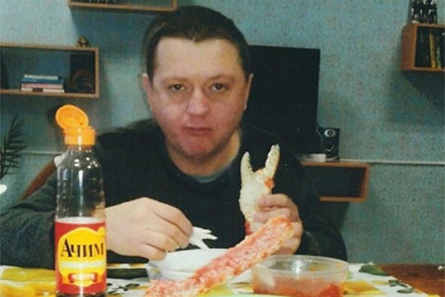 Vyacheslav Tsepovyaz ăn cua trong t&ugrave;. Ảnh: Twitter