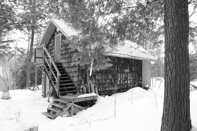 
Trước đây ngôi nhà này là nơi ở của một thợ rừng với cây cối và tuyết phủ quanh năm.
