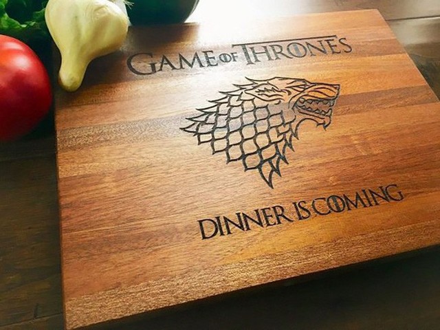 
7. Có lẽ ai là fan của bộ phim Game of Thrones cũng sẽ yêu thích chiếc thớt gỗ với biểu tượng House Stark này. Chiếc gỗ này được làm từ gỗ và được phủ một lớp tinh dầu tự nhiên hoặc sáp ong – an toàn khi sử dụng và cũng giúp chống xước mặt thớt.
