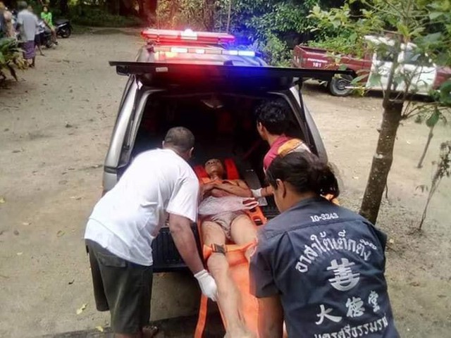 Reawat Petnui được đưa tới bệnh viện cấp cứu. (Ảnh: Viral Press)