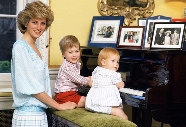 
Diana dạy đàn cho William và Harry khi các hoàng tử 4 tuổi và 2 tuổi. Ảnh: UK Press.
