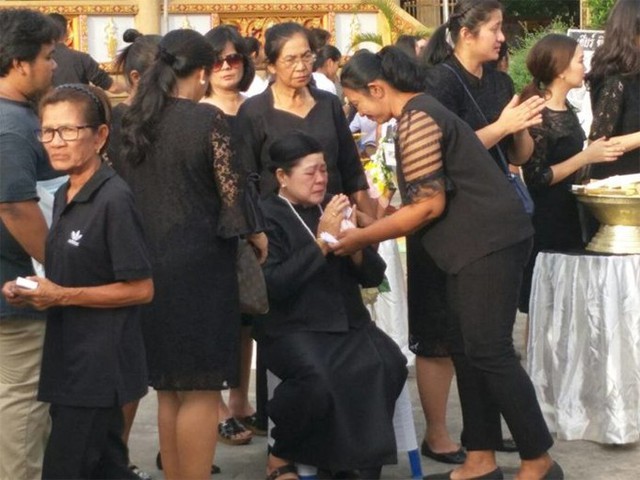 Mẹ Nursara đau khổ, kh&oacute;c rất nhiều kể từ h&ocirc;m hay tin con g&aacute;i tử nạn. B&agrave; kh&ocirc;ng thể đứng l&acirc;u m&agrave; phải ngồi để cảm tạ những người đến viếng con g&aacute;i.