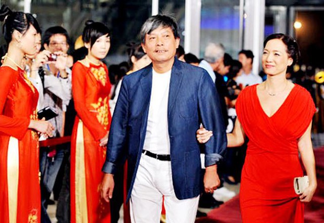 Vợ chồng NSND Lê Khanh - Phạm Việt Thanh sánh đôi trên thảm đỏ Liên hoan phim Quốc tế Việt Nam 2010.