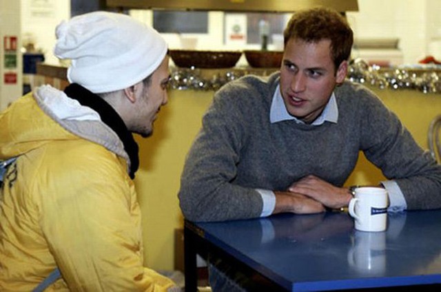 
Hoàng tử William trò chuyện thân mật với một người vô gia cư ở London. Ảnh: UK Press.
