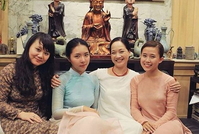 Lê Khanh bên con gái Lam Khê (áo xanh) năm 2005. Nhiều người nhận xét Lam Khê thừa hưởng nét đẹp đài các của mẹ.