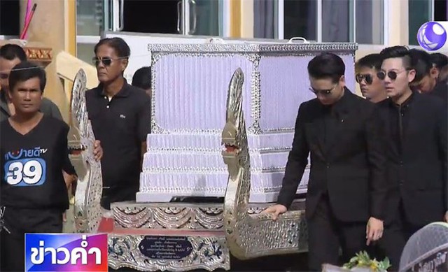 Sau lễ viếng, quan tài của Nursara được đưa đi hỏa táng. Tro cốt của cô sẽ được gia đình đưa đi thả sông ở Sattahip, Chonburi ngày 9/11.