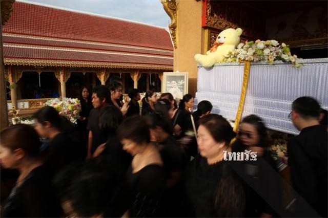 H&ocirc;m 6/11 l&agrave; sinh nhật lần thứ 33 của Nursara. Khi đến viếng, bạn b&egrave; mang theo nhiều m&oacute;n qu&agrave; tặng c&ocirc; như gấu b&ocirc;ng, b&aacute;nh sinh nhật...