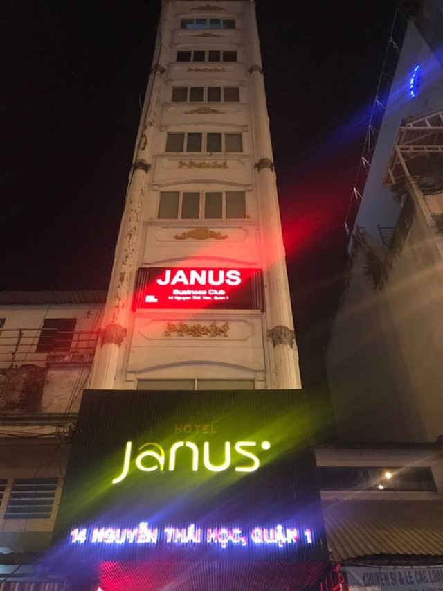 
Khách sạn Janus trên đường Nguyễn Thái Học, quận 1, TPHCM bị kiểm tra. Ảnh: M.T
