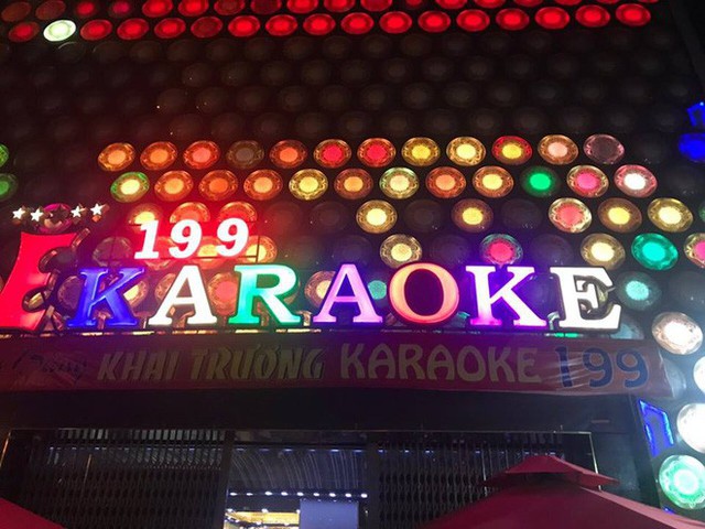 
Kiểm tra quán karaoke, công an phát hiện nhiều người nghi sử dụng ma tuý cùng nhiều viên nén. Ảnh: M.T
