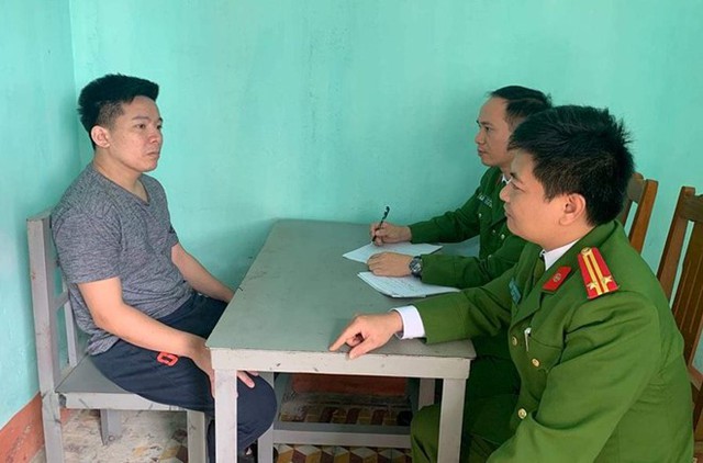 
Nguyễn Đức Thành - nghi phạm cầm đầu tổ chức tín dụng đen Nam Long - tại cơ quan điều tra. Ảnh: Công an cung cấp.

