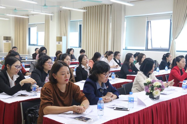 Rất đ&ocirc;ng c&aacute;c đại biểu tham dự Hội thảo. Ảnh chụp một g&oacute;c đại biểu.