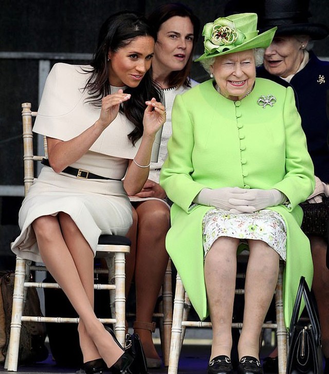 
Nữ công tước xứ Sussex và Nữ hoàng Anh (ngồi hàng ghế trước), cùng trợ lý Samantha (ngồi phía sau bên trái), trong chuyến thăm hạt Cheshire hôm 14/6. Ảnh: PA Images.
