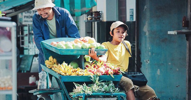 Bảo Bảo vào vai Á – con trai của anh câm bán trái cây dạo Tẻo do Huỳnh Đông đóng.