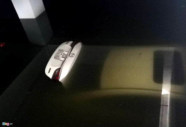 Một chiếc Mazda bị chìm dưới hầm chung cư Hoàng Anh Gia Lai.