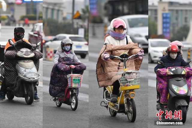 Người dân ra đường trong những tấm áo choàng dày. Giao thông tại một số thành phố bị đình trệ vì tuyết rơi.