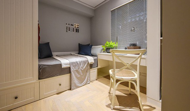 
Phòng ngủ dành cho con được thiết kế khá đơn giản với hệ thống tủ liên kết với giường ngủ tiện lợi.
