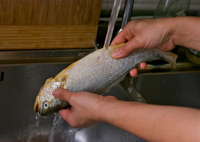Cá: Rửa cá sống cũng làm tăng nguy cơ nhiễm khuẩn giống như thịt gà. Chúng gây lan truyền vi khuẩn có hại cho những bề mặt không được khử trùng trước khi tiếp xúc với thực phẩm khác. Việc mổ cá khi còn sống cũng khiến căn bếp của bạn trở thành nơi sinh sản của mầm bệnh.