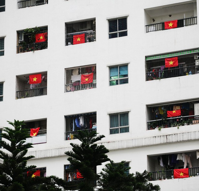 
Tại lô gia mỗi căn hộ trên chung cư, lá cờ đỏ sao vàng bay phấp phới khiến người dân cảm thấy xao xuyến.
